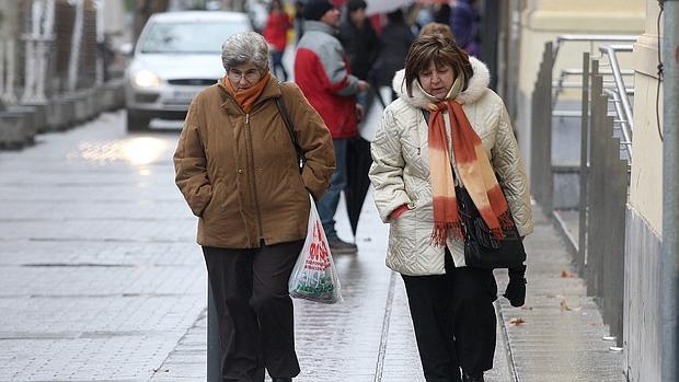 Dos mujeres pasean por una calle de Córdoba resguardadas del frío