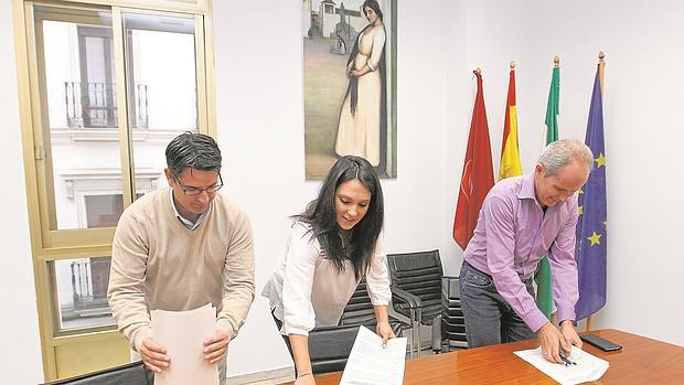 Firma del acuerdo entre IU, PSOE y Ganemos