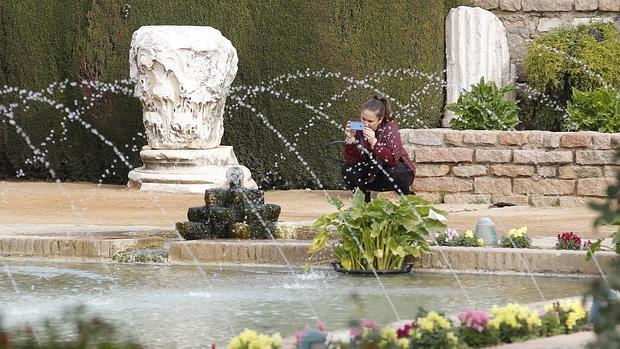 Una turista saca una fotografía en el Alcazar