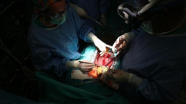 Quirófano del Hospital Reina Sofía durante un trasplante de corazón