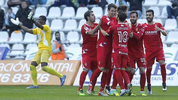 Razak protesta en el gol encajado ante el Zaragoza en una saque de esquina