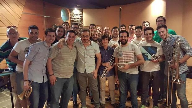 Músicos de la banda, con el compositor Roque Baños durante la grabación