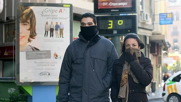 Dosviandantes en Córdoba atabiados contra el frío