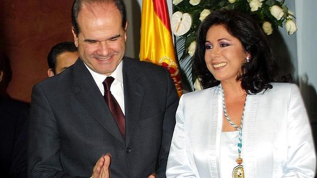 Manuel Chaves, junto a Isabel Pantoja el día de la entrega de la Medalla de Andalucía