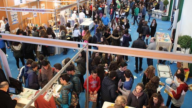 Jóvenes en el Salón del Estudiante de Lucena