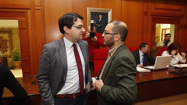 Luque conversa con Bellido en el salón de plenos