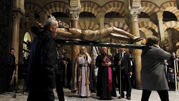 El obispo, en el Vía Crucis de las cofradías con el Cristo de la Misericordia