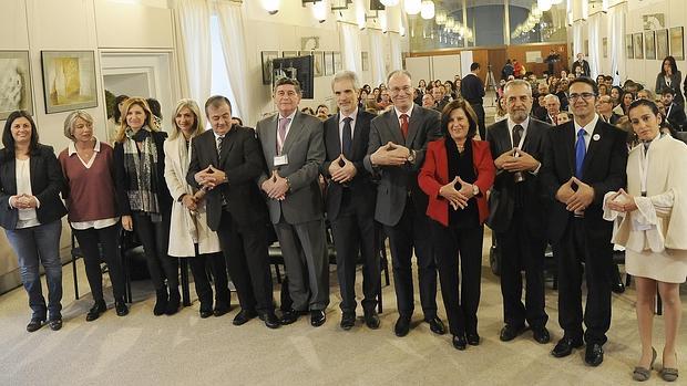 El consejero de Salud, en el centro, con los representantes de las asociaciones