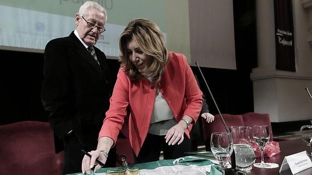 Susana Díaz ayer en un acto de la cátedra Rafael Escuredo con la bandera de Andalucía