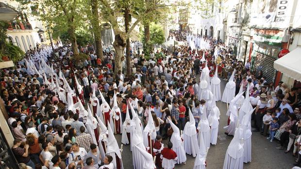 Nazarenos de la Sentencia al salir de San Nicolás el pasado Lunes Santo