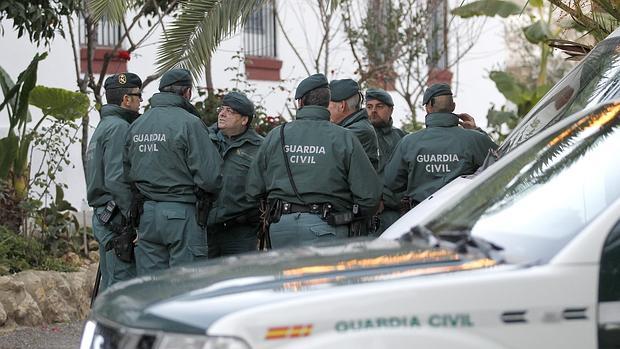 Varios agentes de la Guardia Civil durante una operación