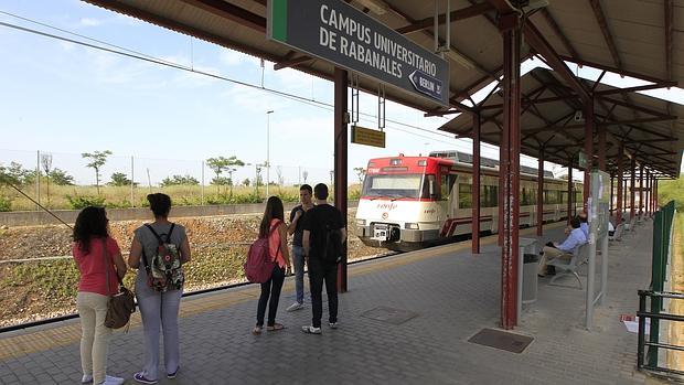 Estudiantes se disponen a tomar un tren de Renfe desde el campus de Rabanales