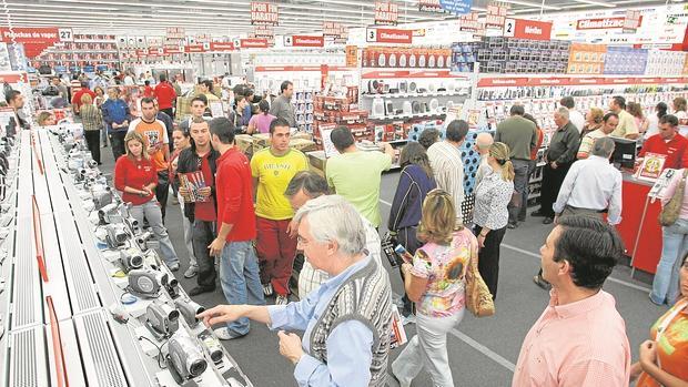 Clientes en unos grandes almacenes especializados en electrodomésticos