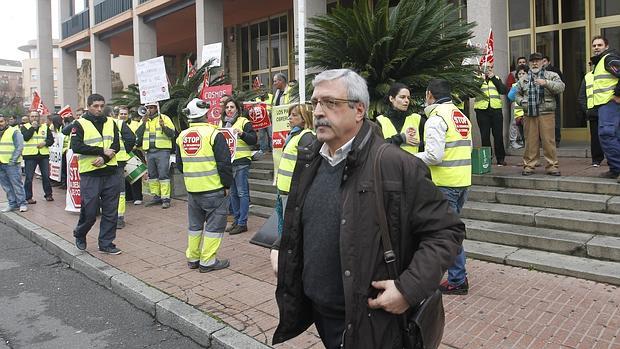 José Rojas, presidente de Al-Zahara, se cruza con una protesta de Cosmos delante del Ayuntamiento