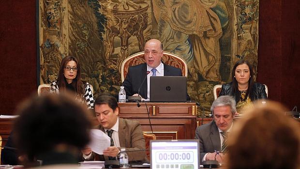 Antonio Ruiz presidiendo un pleno de la Diputación de Córdoba