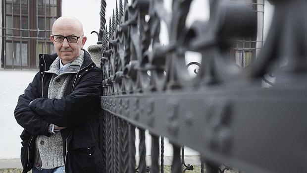 Miguel Ángel de Abajo, en la reja del Cristo de los Faroles