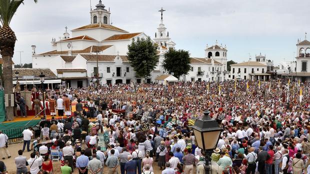 Misa Pontifical en la alde de El Rocío