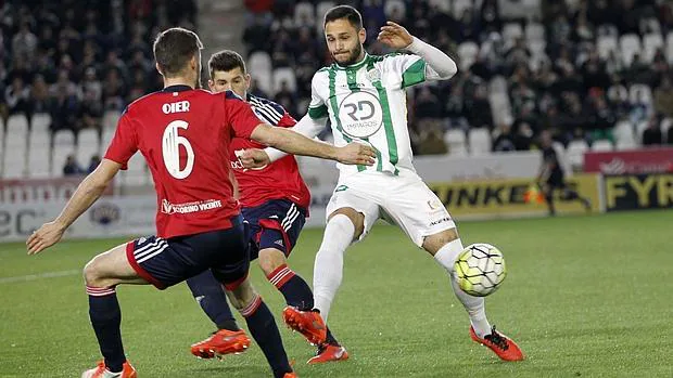 Florin Andone intenta controlar el balón ante Oier, de Osasuna
