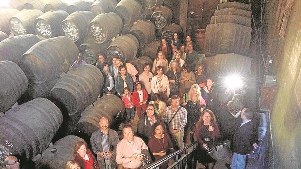 Un grupo de turistas visita las Bodegas Toro Albalá