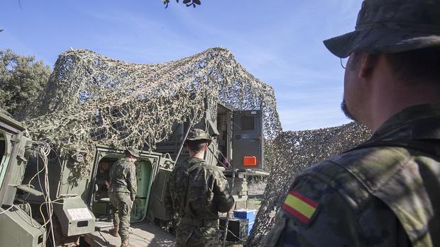 Maniobras militares en la base de Cerro Muriano