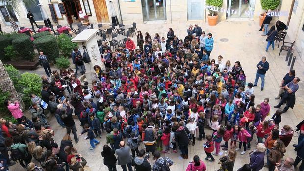 Alumnos en el patio de un colegio