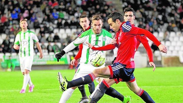 Xisco presiona a un jugador de Osasuna