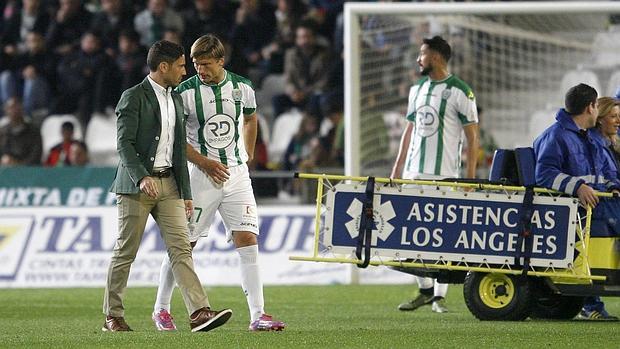 Stankevicius se retira lesionado junto al doctor del Córdoba en un partido