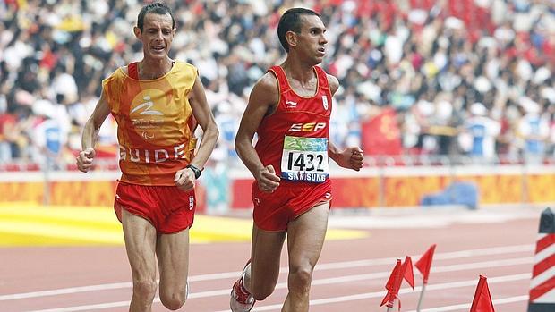 Manuel Garnica corre junto a su guía en los Juegos Paralímpicos de Pekín