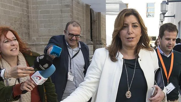 Susana Díaz evita hablar con la prensa ayer en el Parlamento andaluz