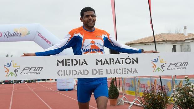 Él campeón de la Media Maratón de Lucena llegando a la línea de meta