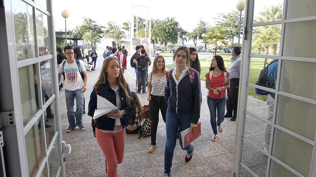 Alumnos de la Universidad cordobesa en el Campus de Rabanales