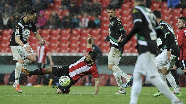 Fidel intenta un ataque ante el Athletic con el 3-5-2