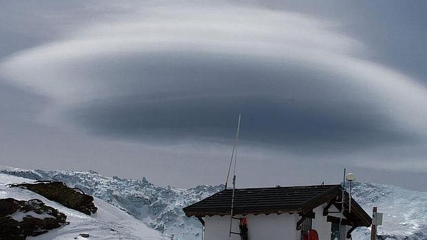 Las nubes lenticulares son frecuentes en el cielo de Sierra Nevada