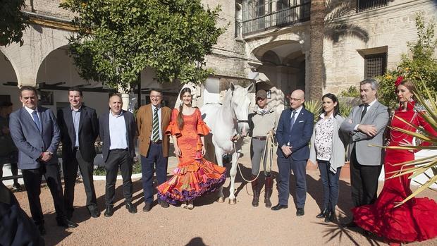 Participantes en la cita, durante la presentación de las actividades