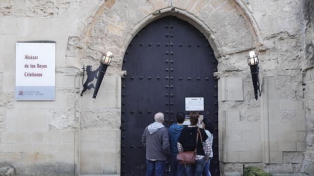 Turistas ante el Alcázar cerrado en un lunes festivo