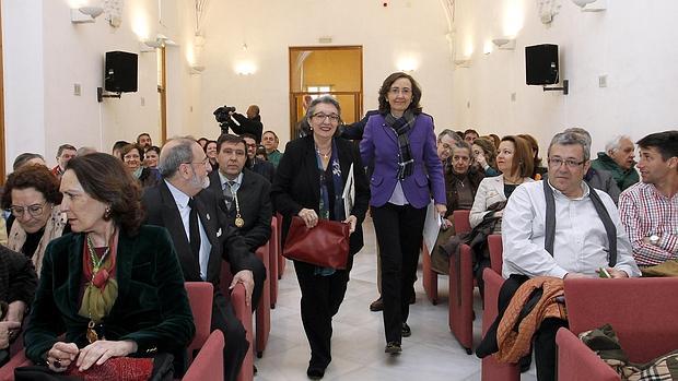 Aguilar junto a Fuensanta de la Torre en su ingreso, ayer, en la Academia de la Historia