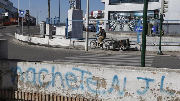 Pintadas en un muro del polígono industrial de Chinales