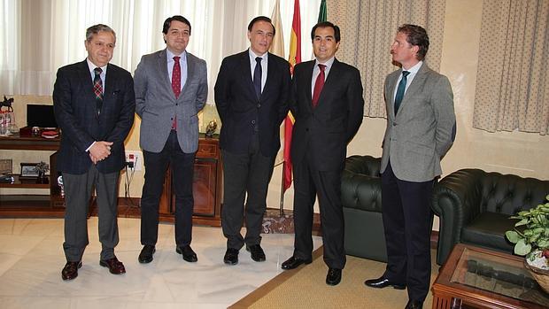 Los concejales del PP, durante su reunión con el rector