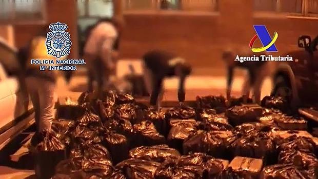Veinte detenidos, entre ellos tres guardias civiles, con cinco toneladas de hachís