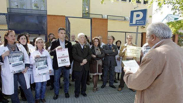 Concentranción de personal sanitario denunciando las agresiones que sufre la plantilla