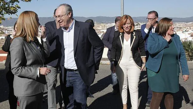 Navajas, a la derecha, durante un acto del PSOE en la pasada campaña de las generales