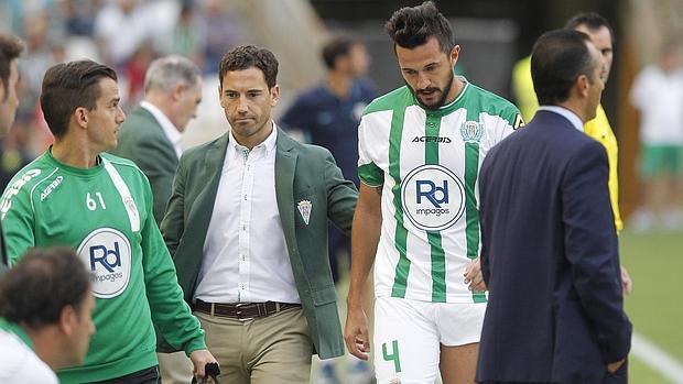 Javier Bejarano, jefe de los servicios médicos del Córdoba, junto a Rodas