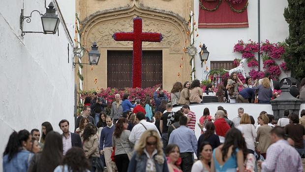 Ambiente en la Cruz de Mayo de la Cuesta del Bailío