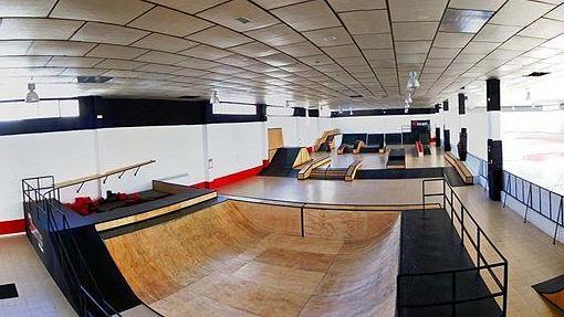 Instalaciones de Rolling Indoor, con la pista para skater en primer plano