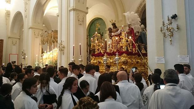 Titulares de la Esperanza, en su templo, tras decidir suspender el cortejo