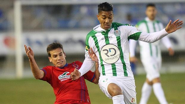 Una lucha de Eddy en el choque de esta noche del Córdoba ante el Numancia