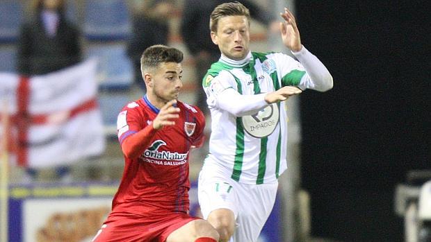 Marius Stankevicius en pugna con un rival del Numancia