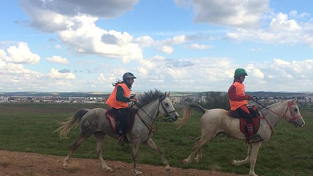 Dos amazonas cabalgan en el Raid de Sierra Morena