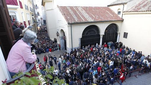 Fieles esperando la decisión de la hermandad de la Sentencia