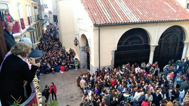 Expectación para ver salir a la Sentencia, que al final se quedó en su templo